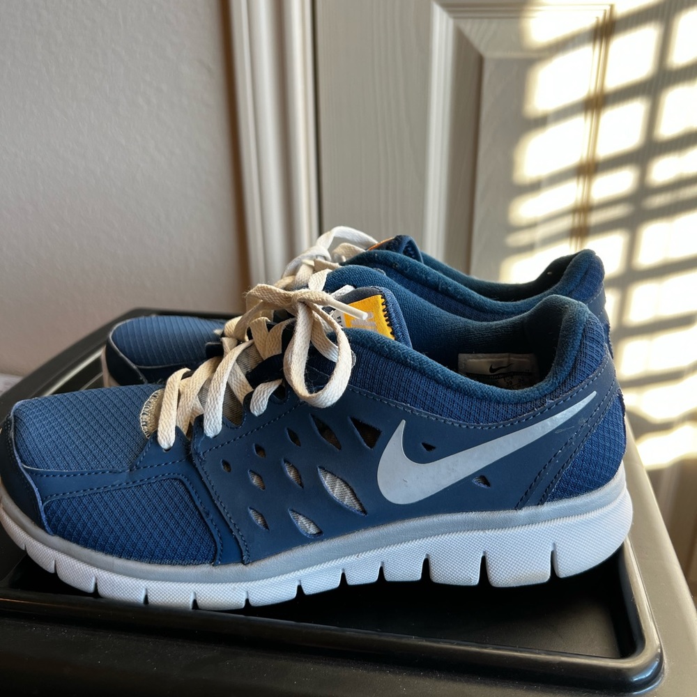 Navy and white nike flex 2013 runs. Size
6.5Y which is 8 in women.